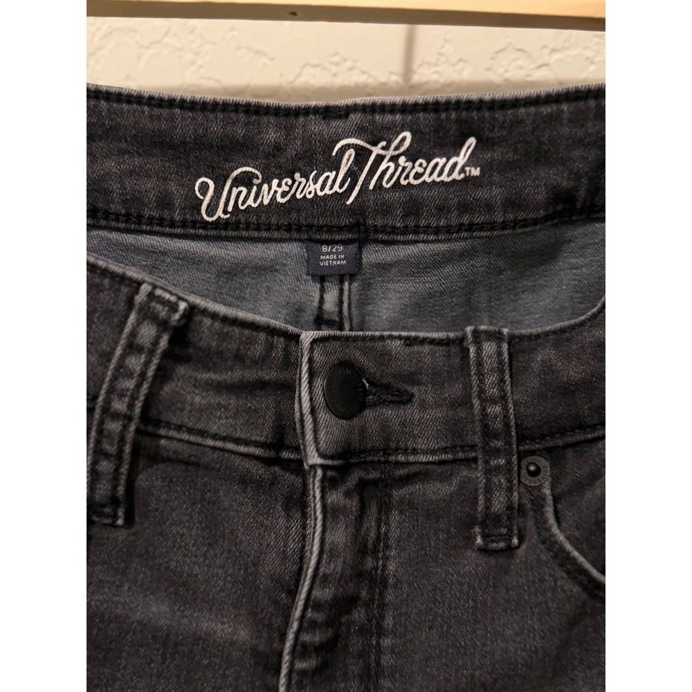 Universal Thread Womens High Rise Midi Denim Shorts Black Frayed Hem Size 8/29 - Picture 4 of 7